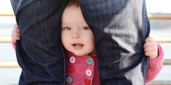 Annie-Tao-Photography-Photographing-Shy-Kids-toddler-hiding-behind-moms-legs
