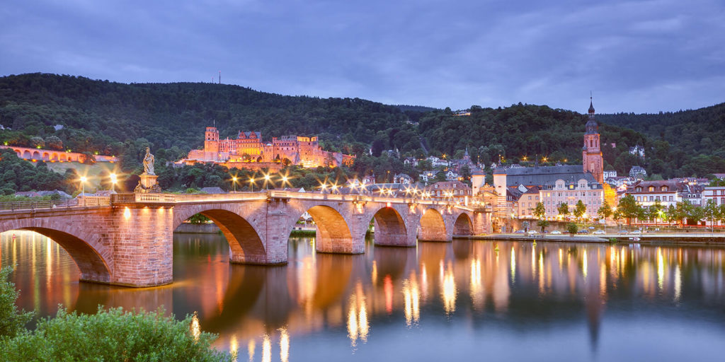 Heidelberg_Alte_Bruecke_mit_Schloss_Heidelberg_am_Abend