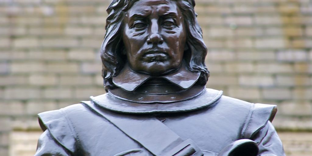 Oliver_Cromwell_Statue_top